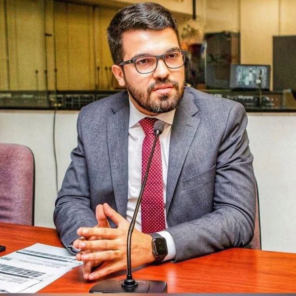 Guilherme Augusto Mota à mesa, em participação pública